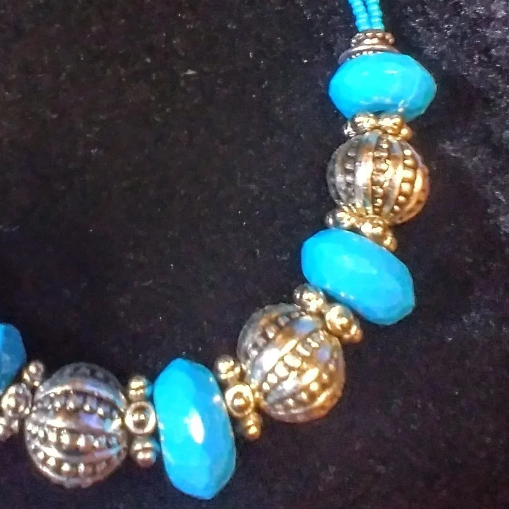 Beautiful Faux Turquoise & Silver toned Necklace